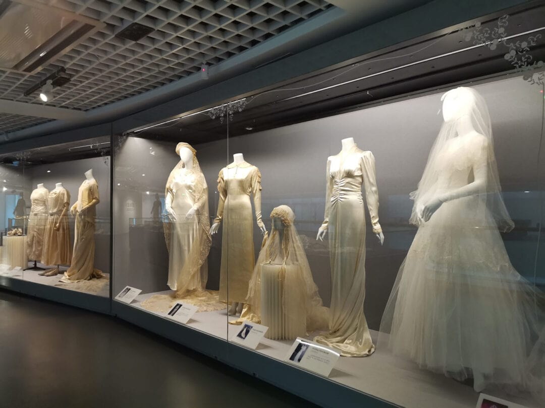 Renaissance Wedding Dress: 4 Key Insights