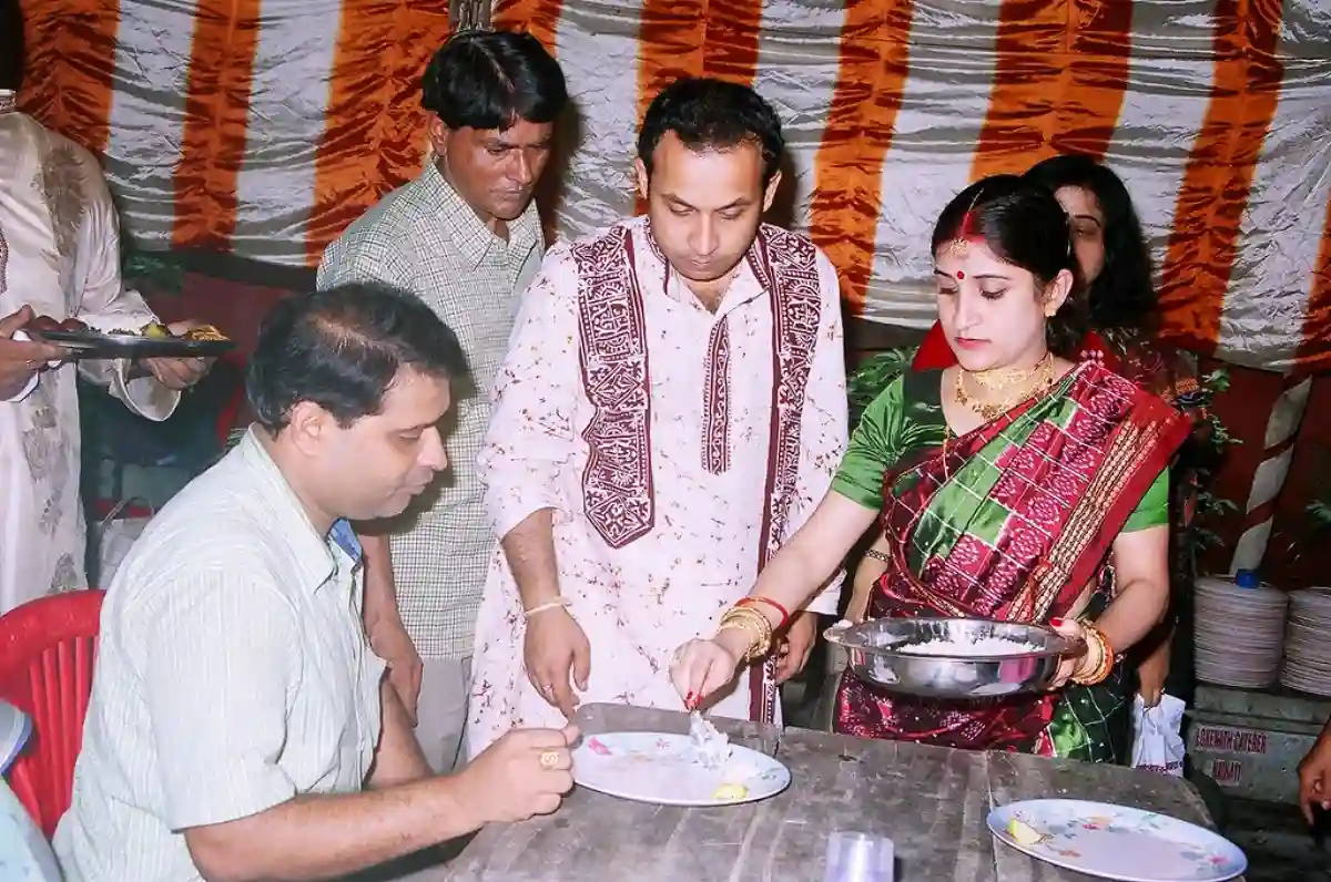 The bride is served her first meal (Bou Bhaat) by her husband’s family, a ritual marking her formal welcome into her new home. The bride is served her first meal (Bou Bhaat) by her husband’s family, a ritual marking her formal welcome into her new home.