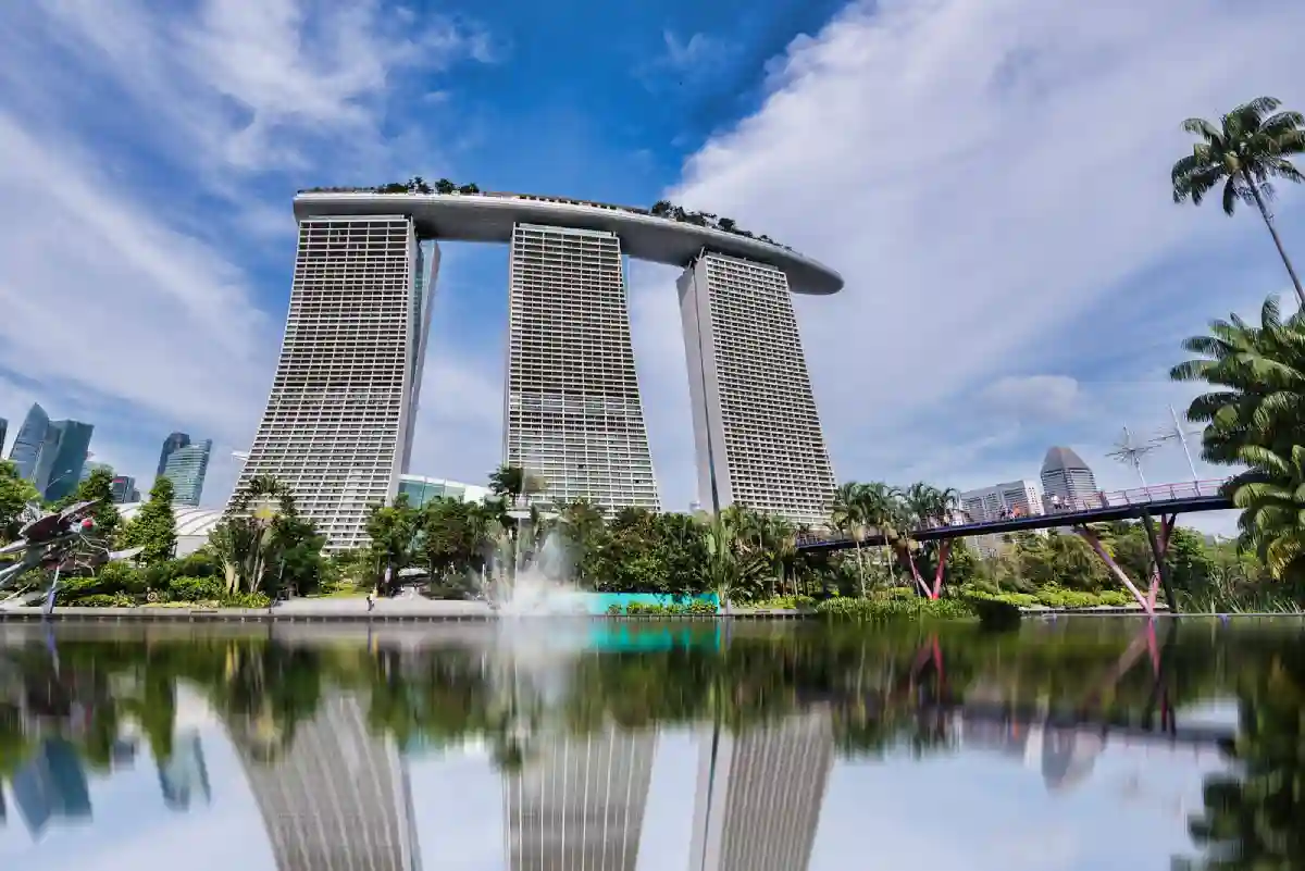 Marina Bay Sands hotel and casino complex in Singapore with its iconic rooftop infinity pool Marina Bay Sands hotel and casino complex in Singapore with its iconic rooftop infinity pool
