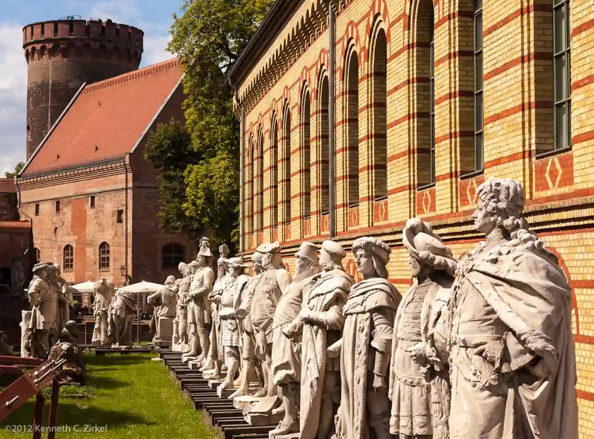 Siegesallee in Berlin, a famous statue-lined avenue in Germany, featuring statues of Prussian kings and notable historical figures. Siegesallee in Berlin, a famous statue-lined avenue in Germany, featuring statues of Prussian kings and notable historical figures.