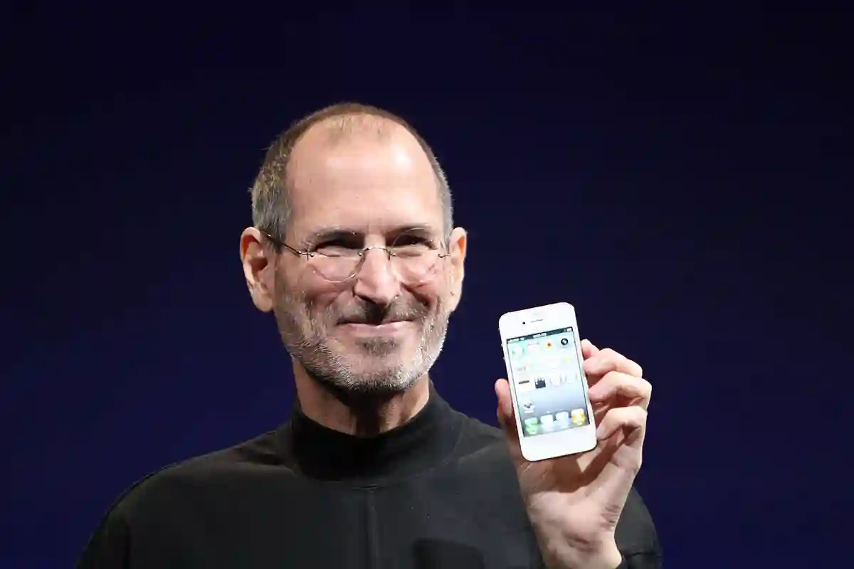 Steve Jobs shows off iPhone 4 at the 2010 Worldwide Developers Conference Steve Jobs shows off iPhone 4 at the 2010 Worldwide Developers Conference