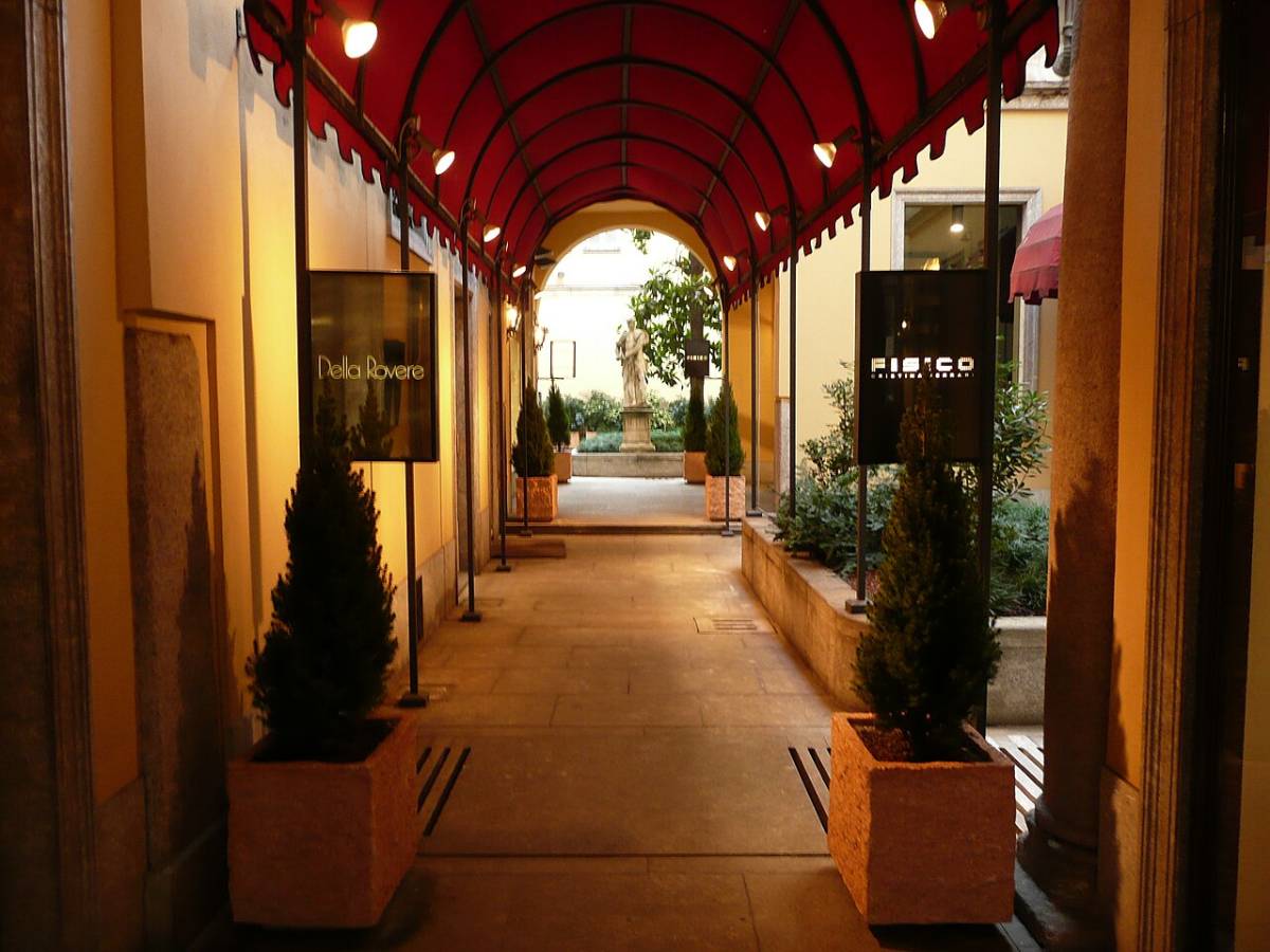 Top 10 Shopping Streets Around the World Top 10 Shopping Streets Around the World