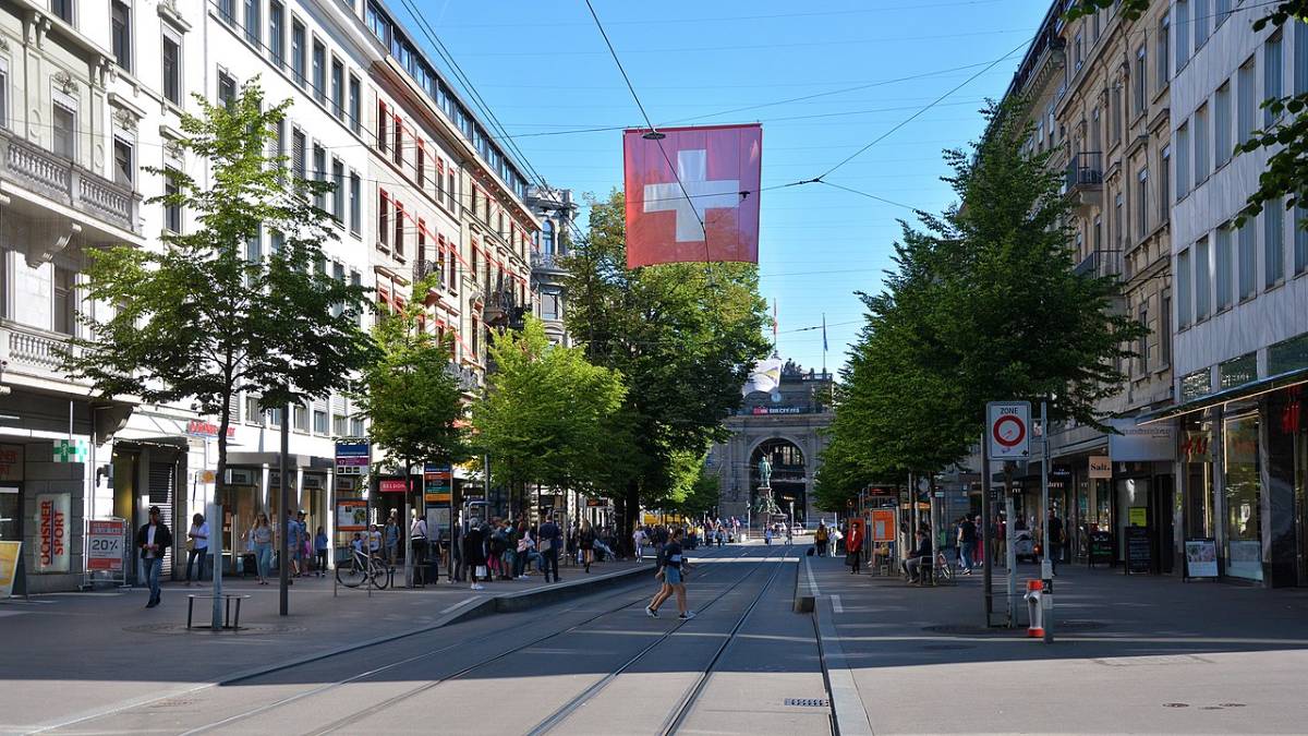 Top 10 Shopping Streets Around the World Top 10 Shopping Streets Around the World