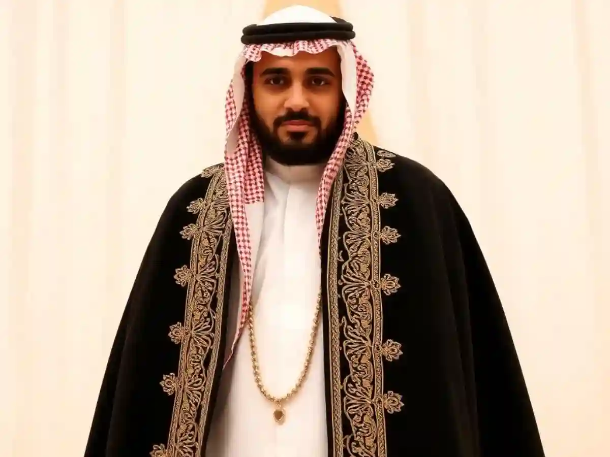 Traditional Iraqi wedding attire for men, including a dishdasha or thobe, with intricate embroidery, often paired with a head covering or keffiyeh. Traditional Iraqi wedding attire for men, including a dishdasha or thobe, with intricate embroidery, often paired with a head covering or keffiyeh.