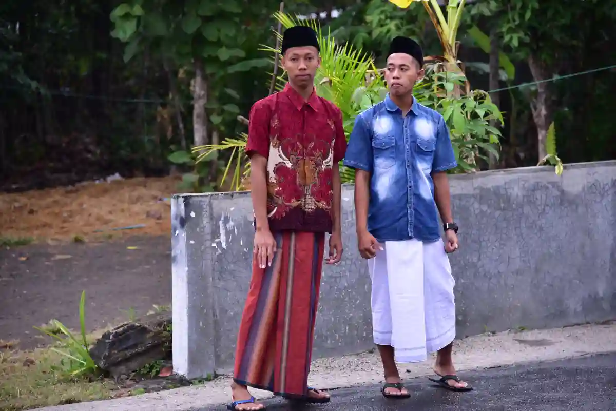 What do Indonesian people look like? Two Indonesian youngsters dressed in colorful ethnic attire, posing proudly in traditional clothing. What do Indonesian people look like? Two Indonesian youngsters dressed in colorful ethnic attire, posing proudly in traditional clothing.
