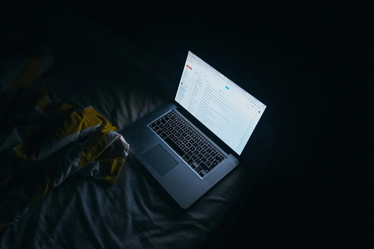 Reading mail at night 4.08.2025