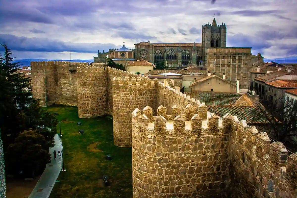 Panoramic view of Ćvila, featuring its well-preserved medieval city walls, one of the top things to do near Madrid. Panoramic view of Ćvila, featuring its well-preserved medieval city walls, one of the top things to do near Madrid.