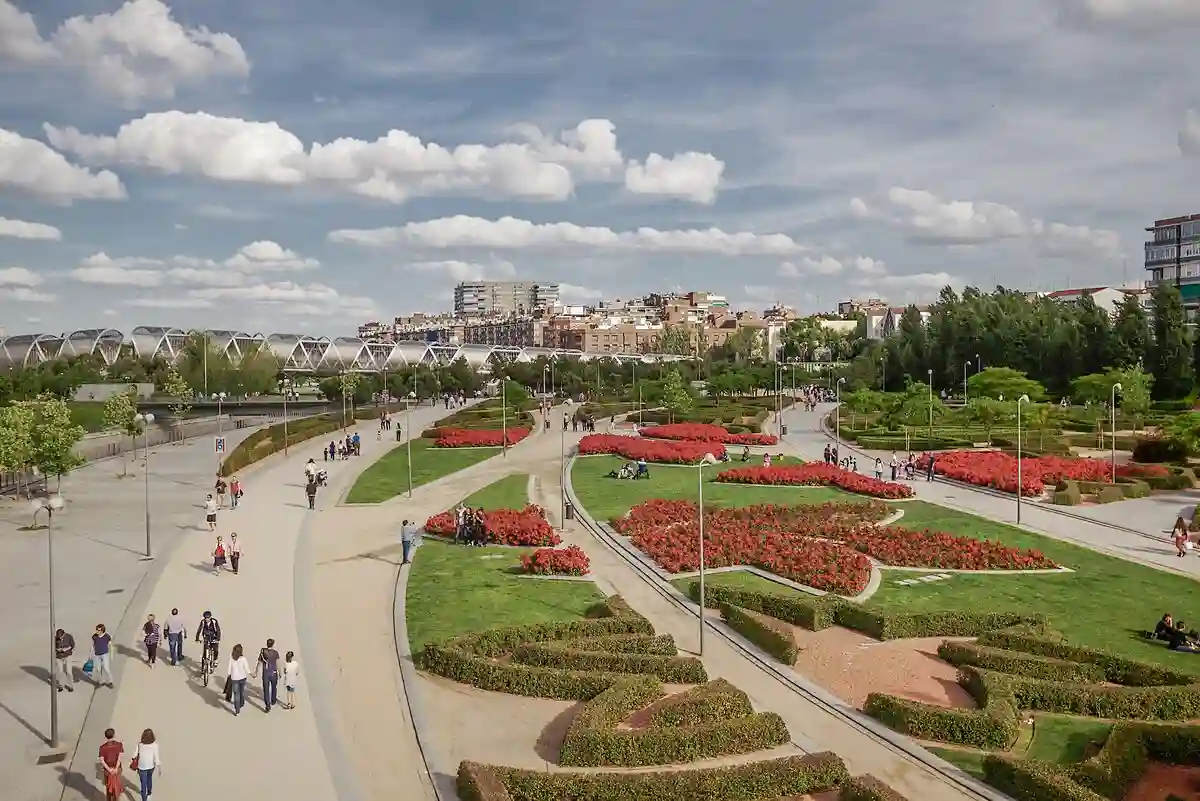 View of Madrid RĆo Park, one of the top things to do in Madrid, with wide paths, lush greenery, and views of the Manzanares River. View of Madrid RĆo Park, one of the top things to do in Madrid, with wide paths, lush greenery, and views of the Manzanares River.
