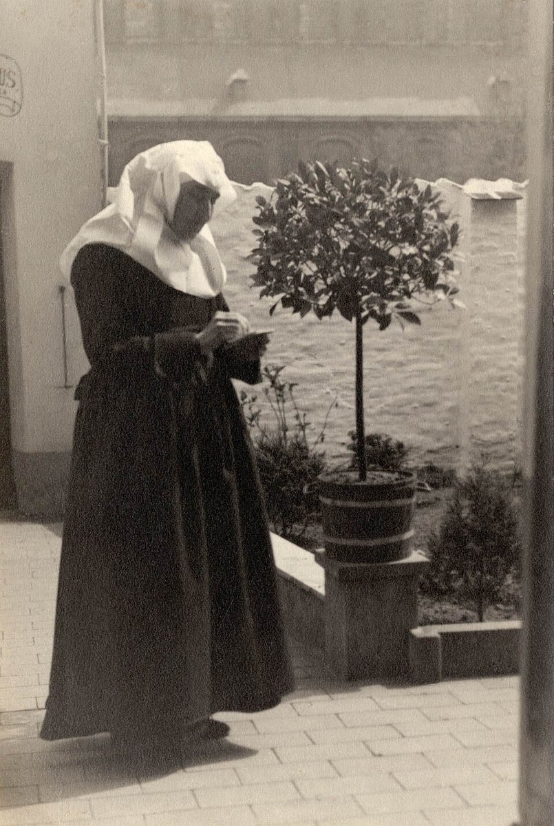 beguine woman costume 19.09.2025